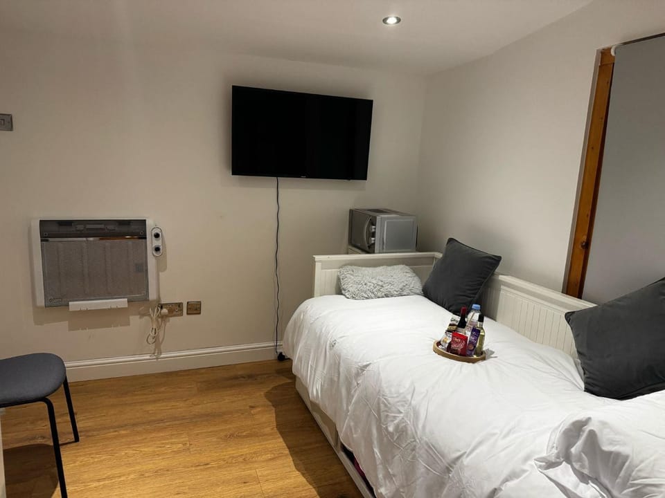 Tranquil Cabin Retreat in Bexleyheath Cabin in Dartford