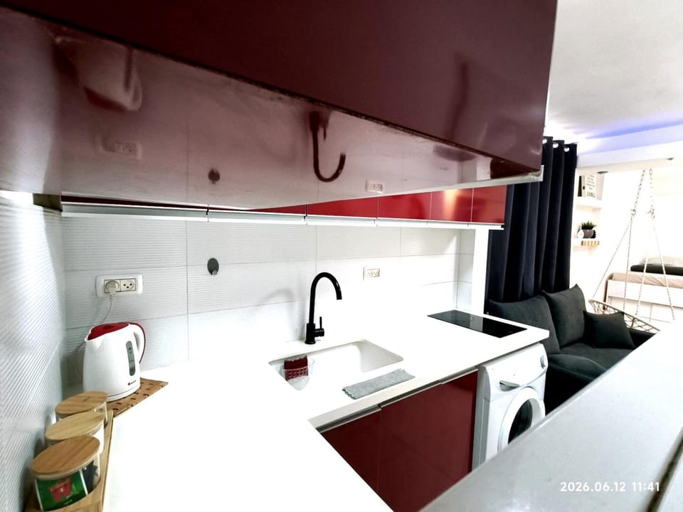 Coffee/tea facilities, Kitchen or kitchenette, stove