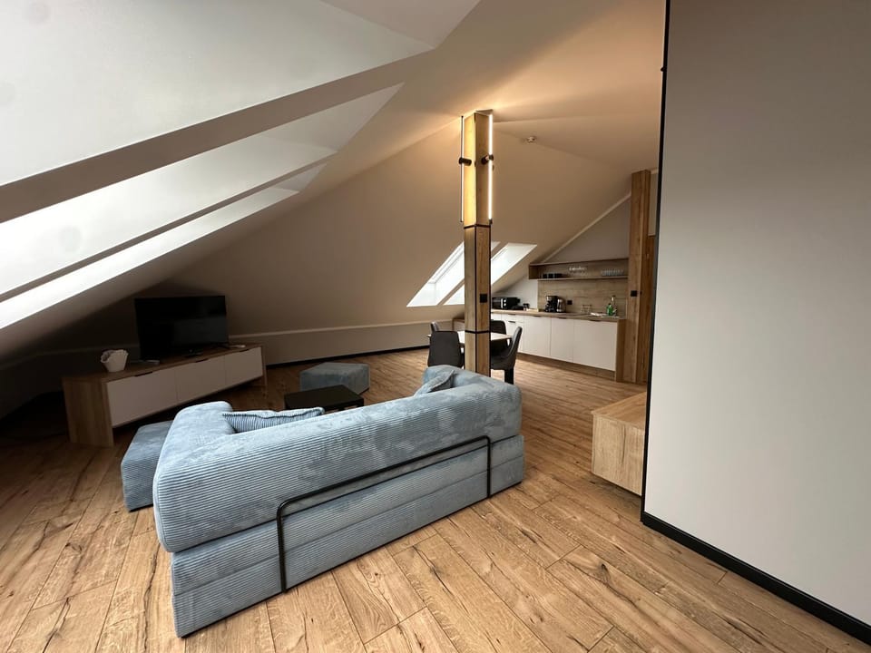 Bed, TV and multimedia, Living room