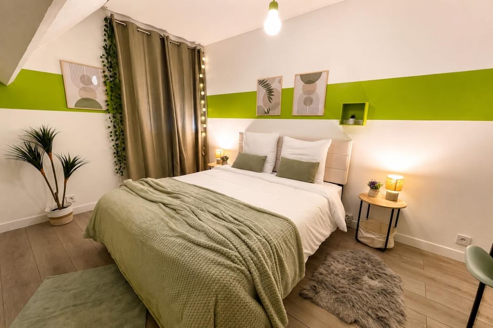 Bed, Photo of the whole room, Bedroom
