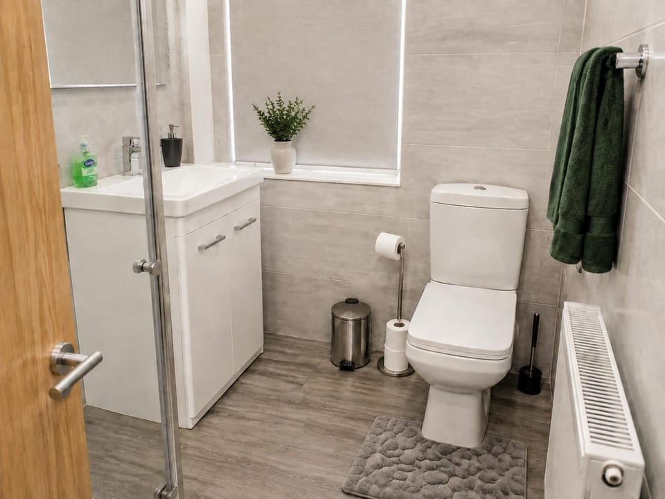 Shower, Toilet, Bathroom, heating, towels