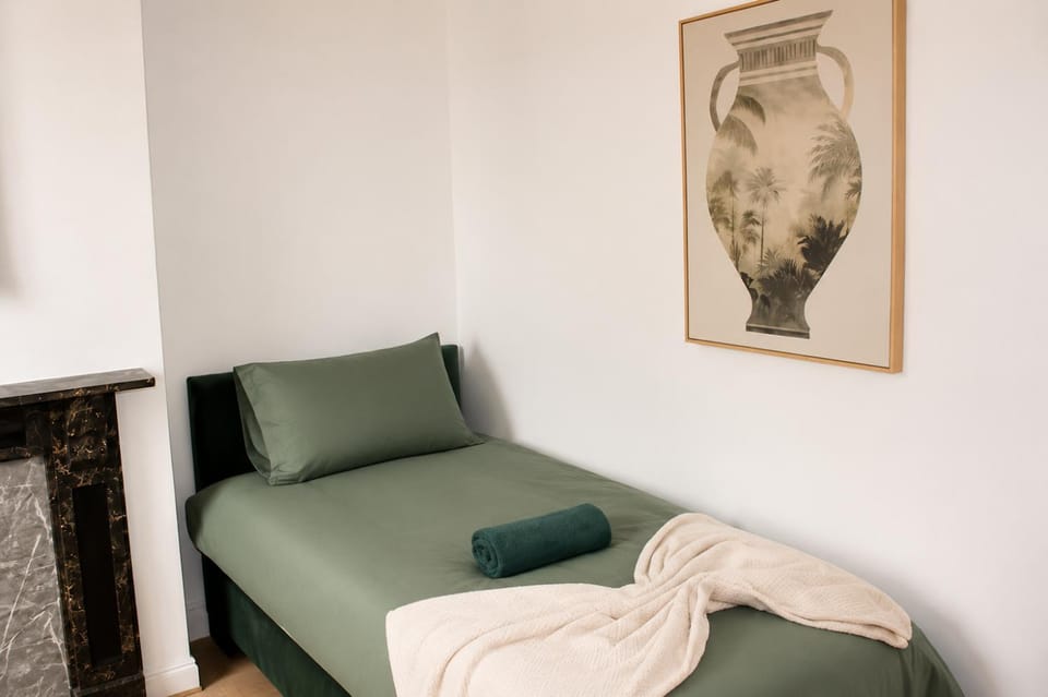 Bed, Bedroom, flat iron, heating, towels