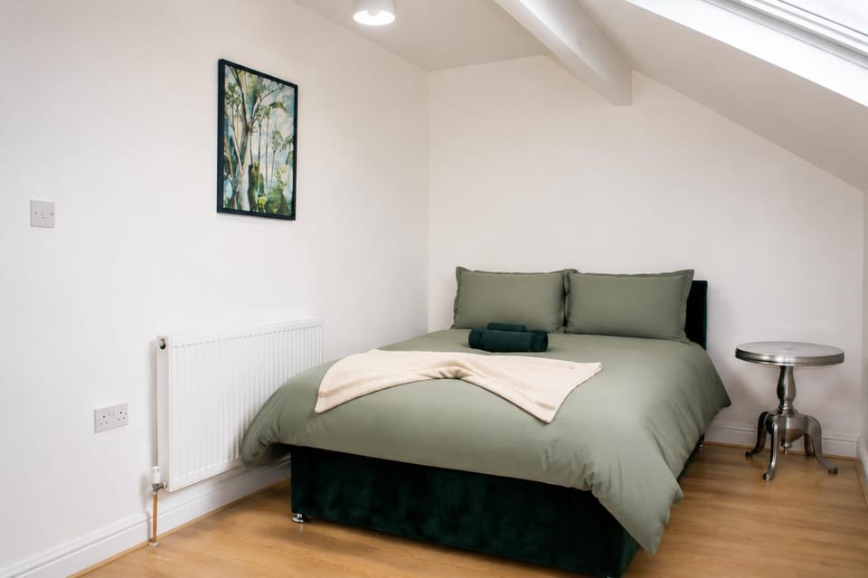 Bed, Bedroom, heating, towels