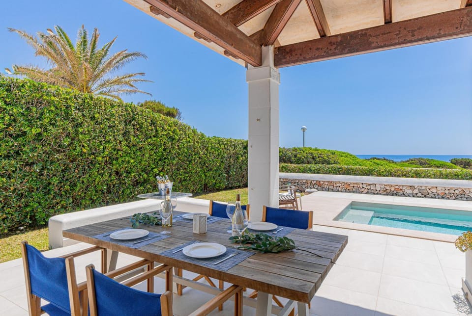 Natural landscape, View (from property/room), Balcony/Terrace, Dining area, Pool view, Sea view