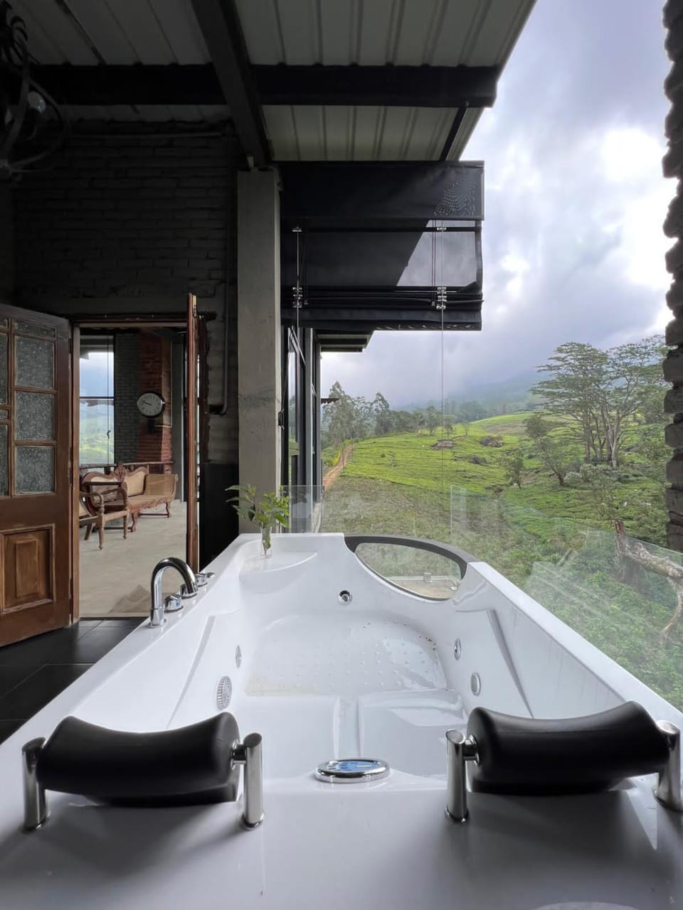 Misty mountains residents Hotel in Central Province