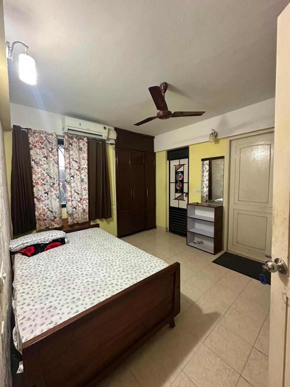 Photo of the whole room, Bedroom, wardrobe