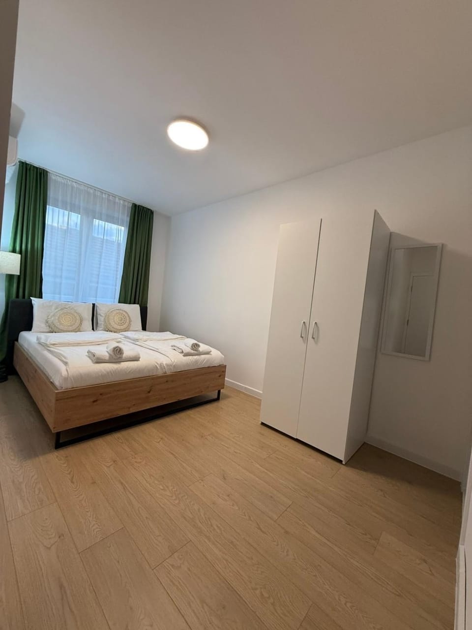 Photo of the whole room, Bedroom, towels