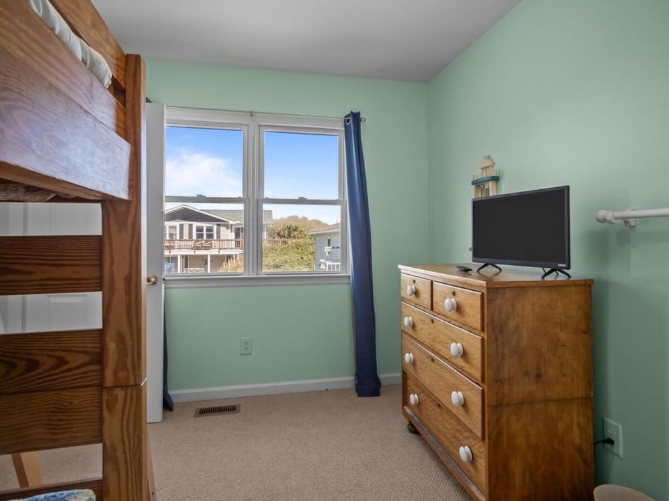 Oceanview, short walk to the beach & Dog friendly House in Emerald Isle
