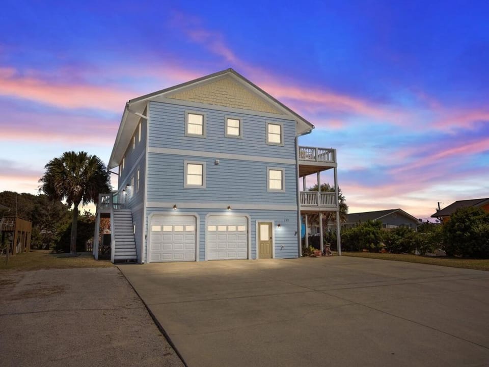 Oceanview, short walk to the beach & Dog friendly House in Emerald Isle
