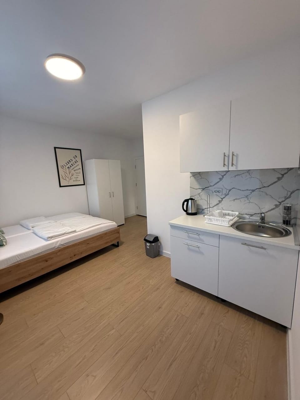 Bed, Kitchen or kitchenette, Photo of the whole room, stove