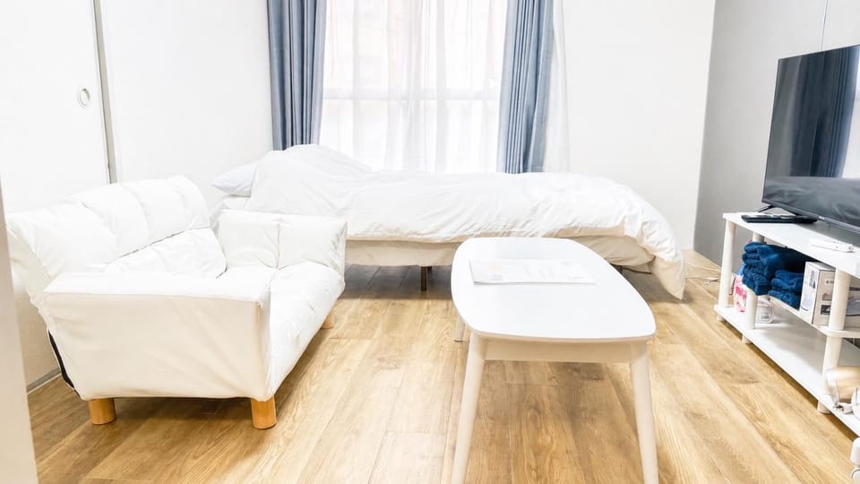 Bed, TV and multimedia, Living room, Photo of the whole room