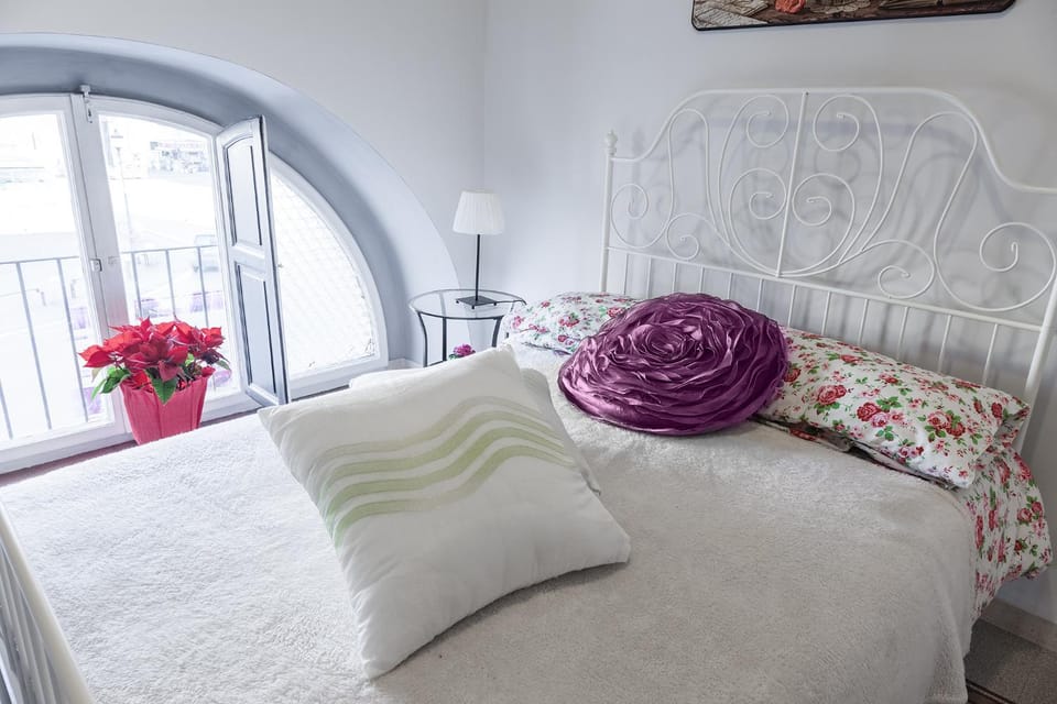 Bed, Day, Photo of the whole room, Bedroom