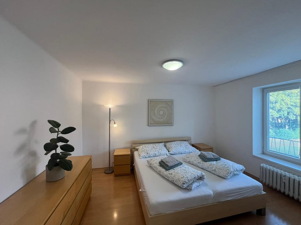 Bedroom, towels