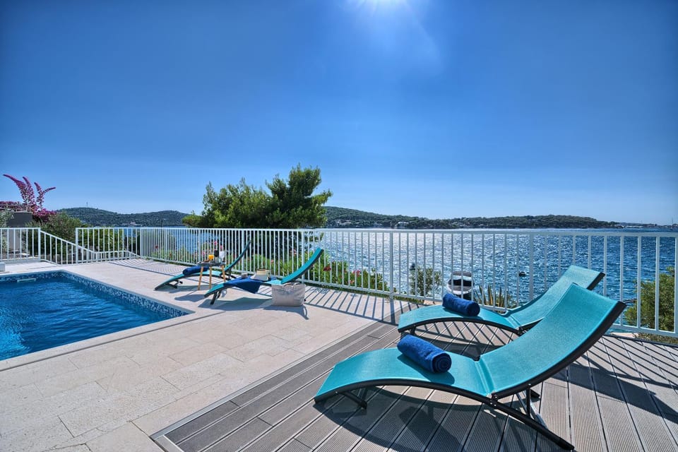 Property building, Sea view, Swimming pool