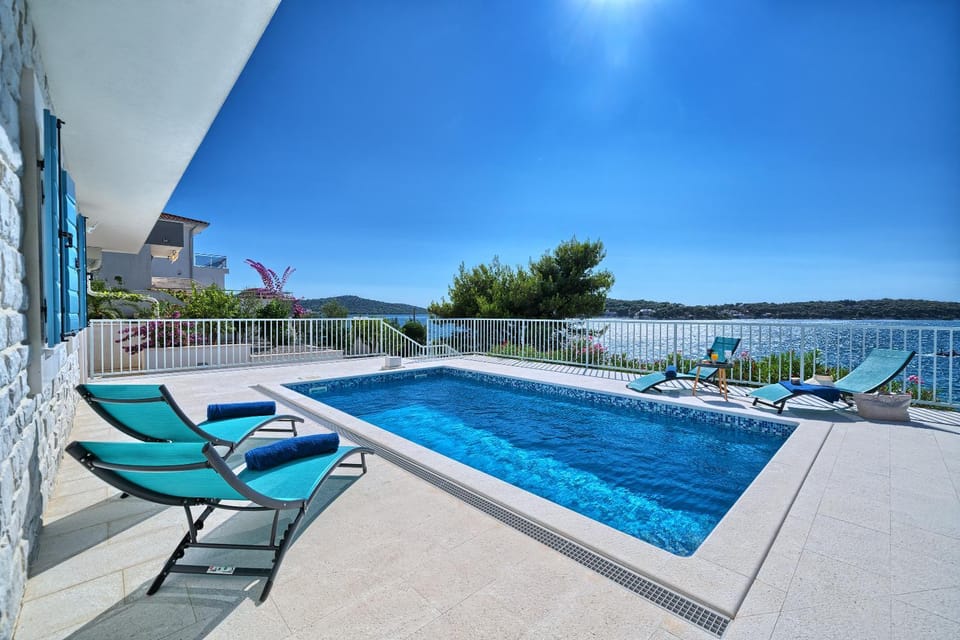 Property building, Sea view, Swimming pool