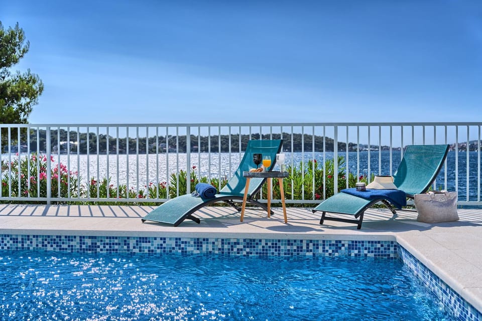 Property building, Sea view, Swimming pool