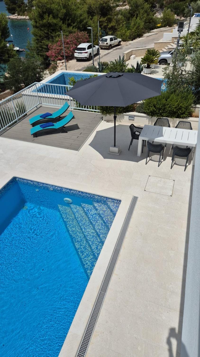 Day, Pool view, Swimming pool, sunbed