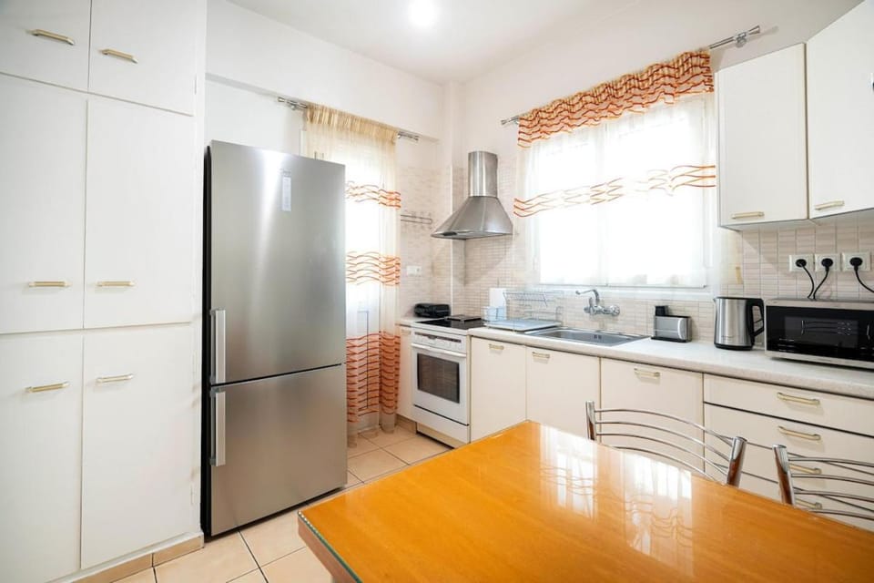 Coffee/tea facilities, Kitchen or kitchenette, Dining area, oven, stove, toaster
