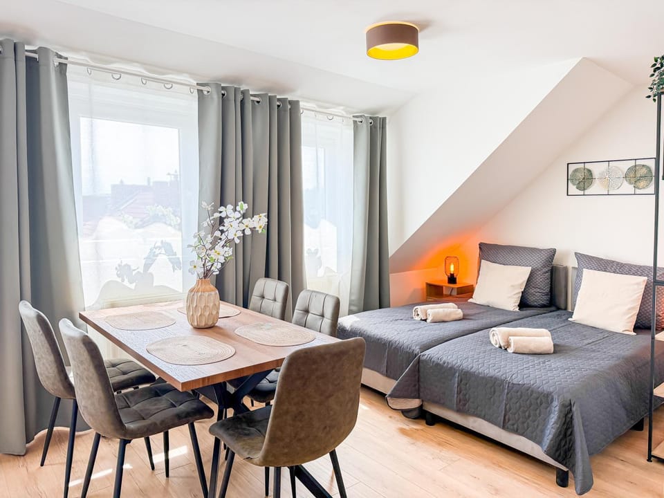 Bed, Living room, Dining area, Bedroom