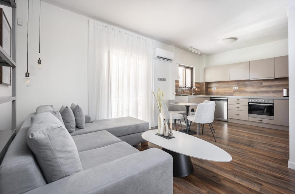 Kitchen or kitchenette, Living room, Seating area, Dining area, oven