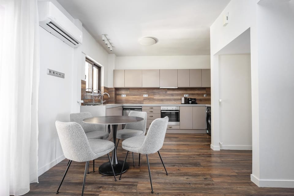 Kitchen or kitchenette, Dining area, oven, stove, air conditioner
