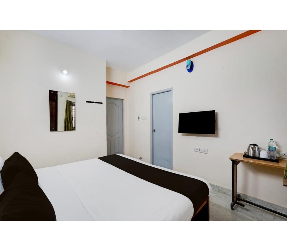 Bed, TV and multimedia, Kitchen or kitchenette, Photo of the whole room, Bedroom, hair dresser