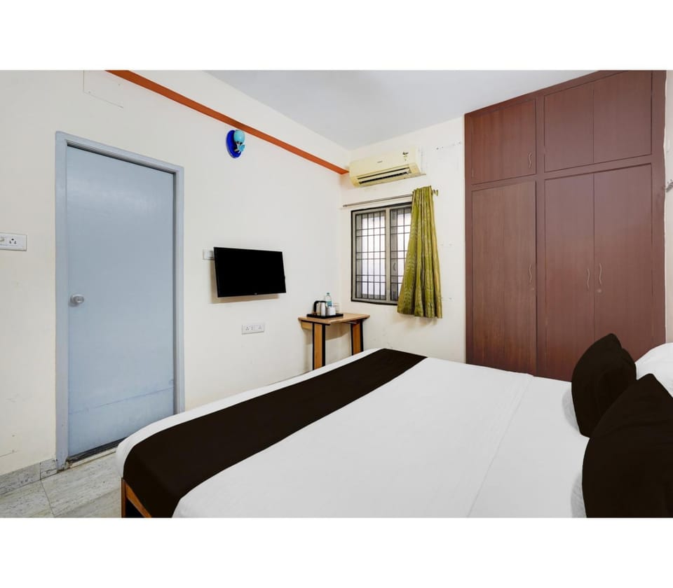 Communal lounge/ TV room, Bed, TV and multimedia, Photo of the whole room, Evening entertainment, Bedroom, hair dresser, wardrobe
