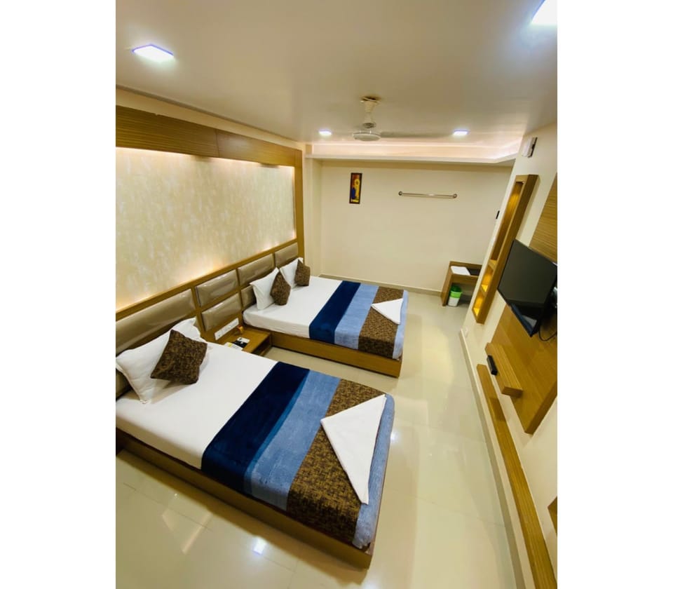 Bed, Living room, Photo of the whole room, Seating area, Bedroom