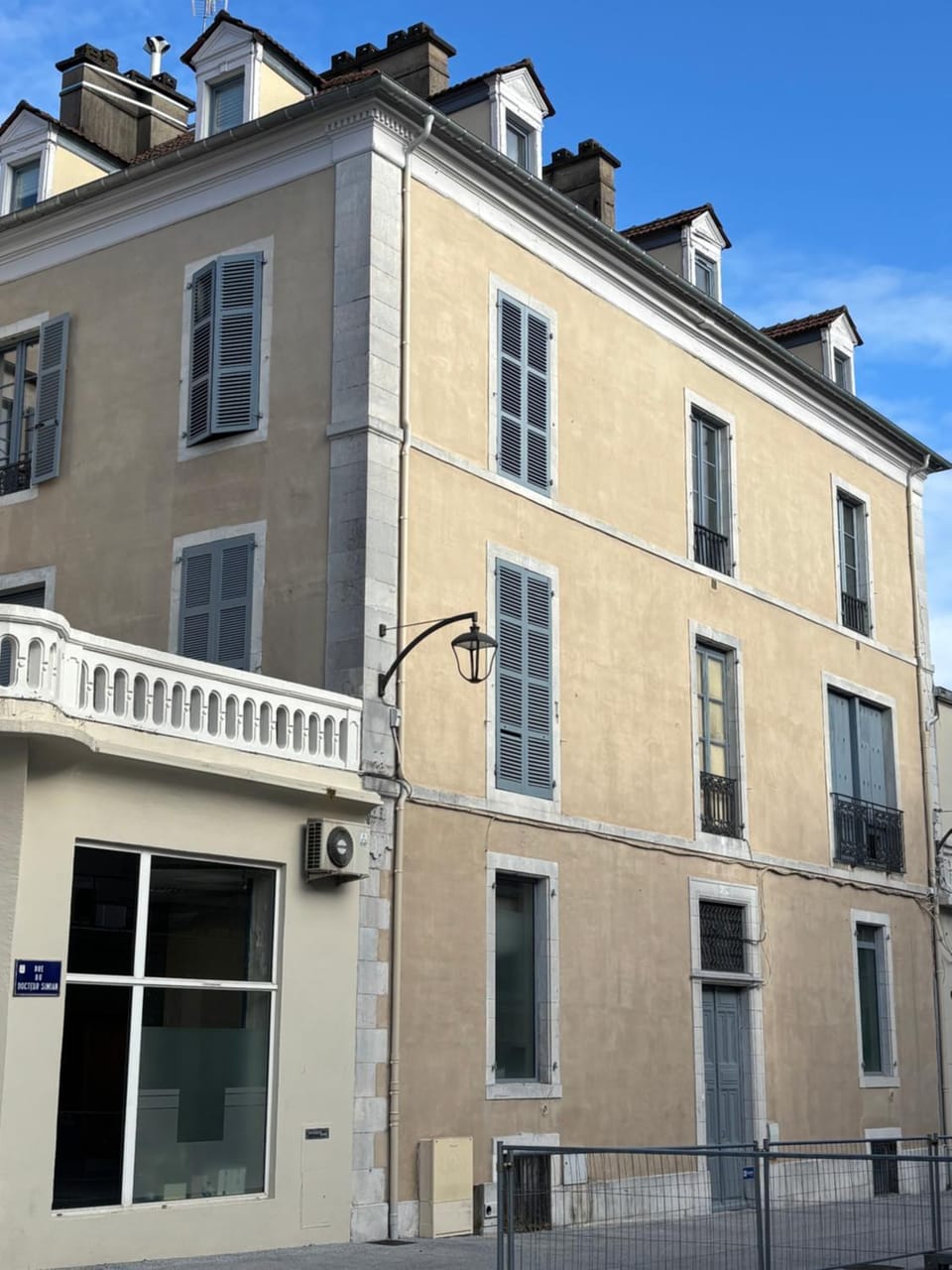 Elegant appartement en plein centre-ville Apartment in Pau