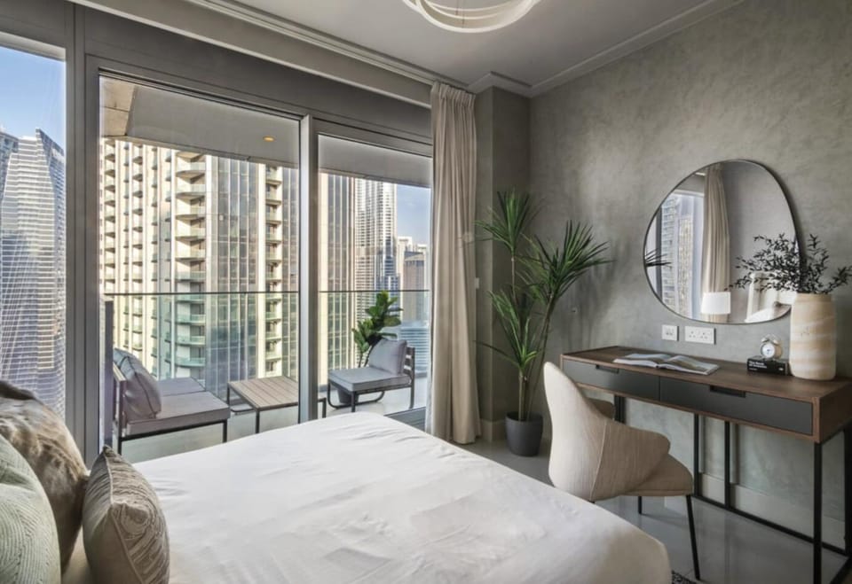 Modern Private Room with Downtown Skyline View Apartment in Dubai