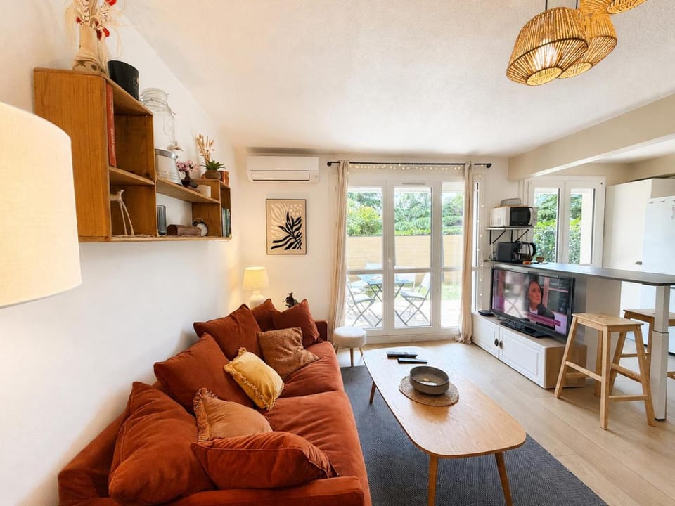 TV and multimedia, Living room, Seating area, Dining area, Garden view