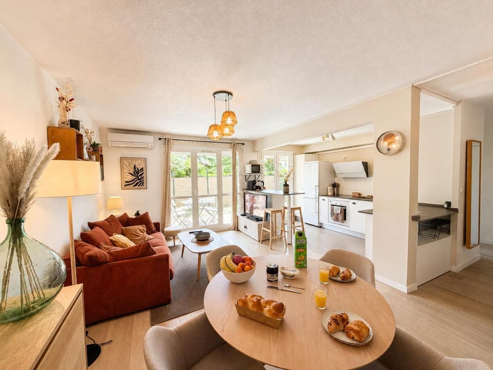 Kitchen or kitchenette, Living room, Seating area, Dining area, stove