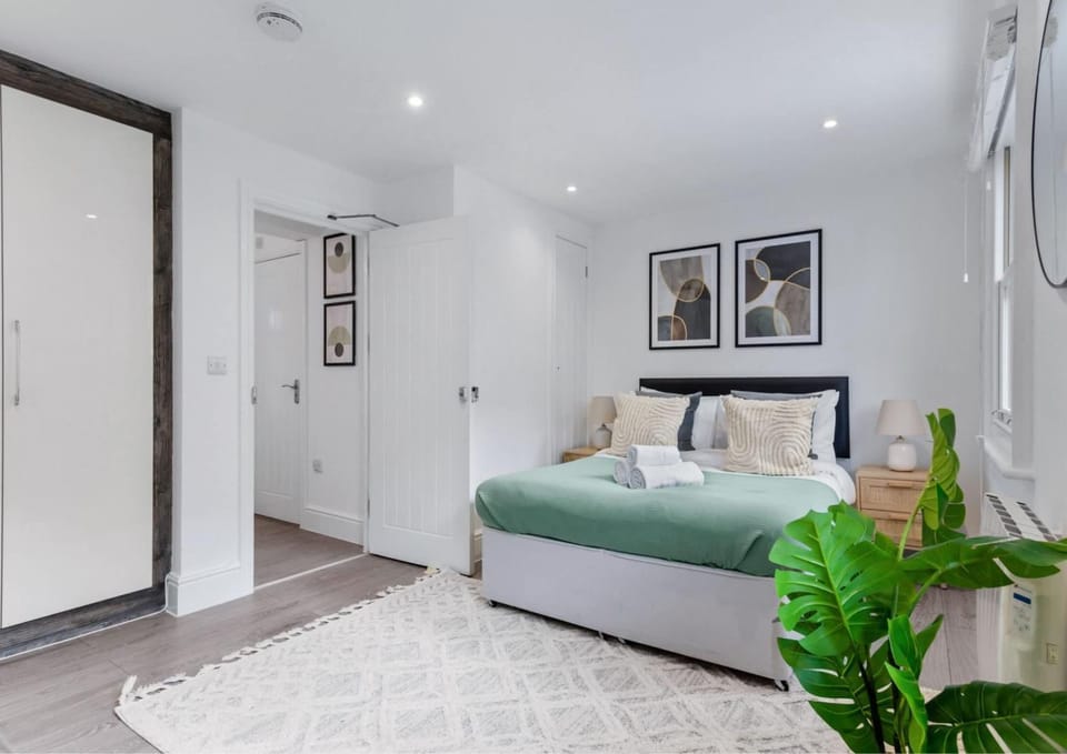 Bed, Photo of the whole room, Bedroom, wardrobe