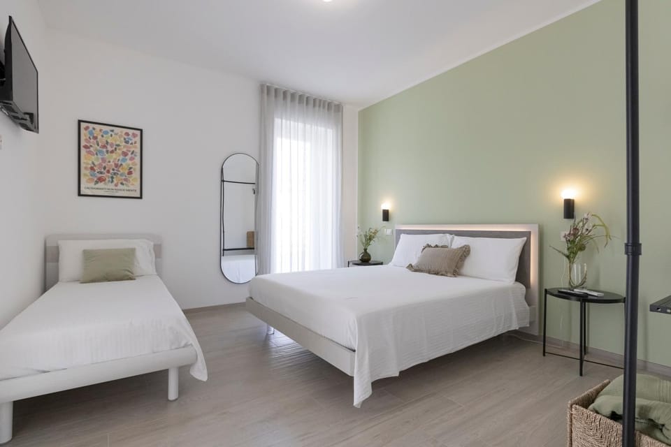 Bed, TV and multimedia, Photo of the whole room, Bedroom