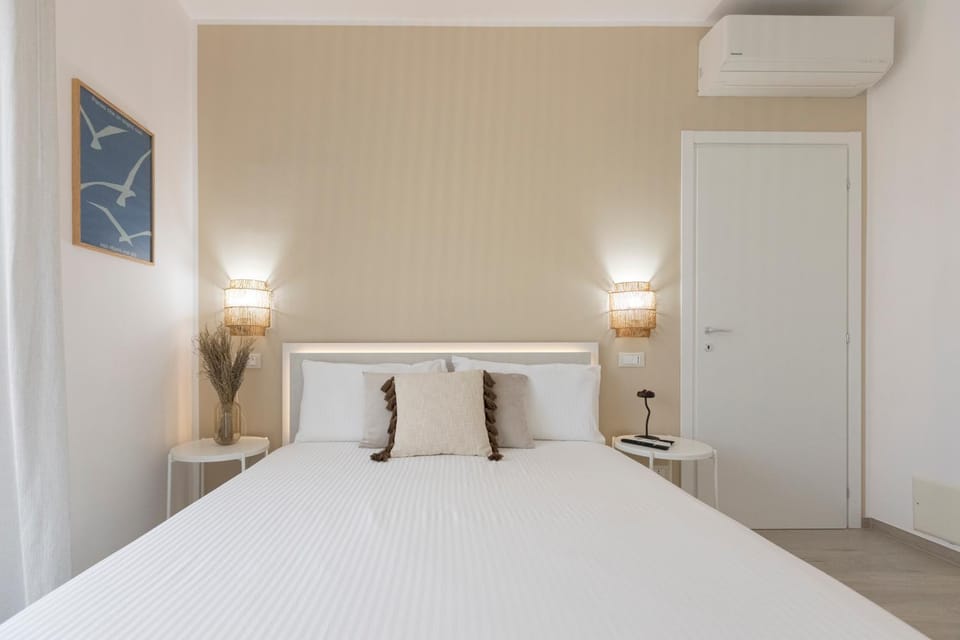 Bed, Photo of the whole room, Bedroom, air conditioner