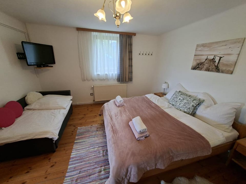 Bed, TV and multimedia, Photo of the whole room, Bedroom