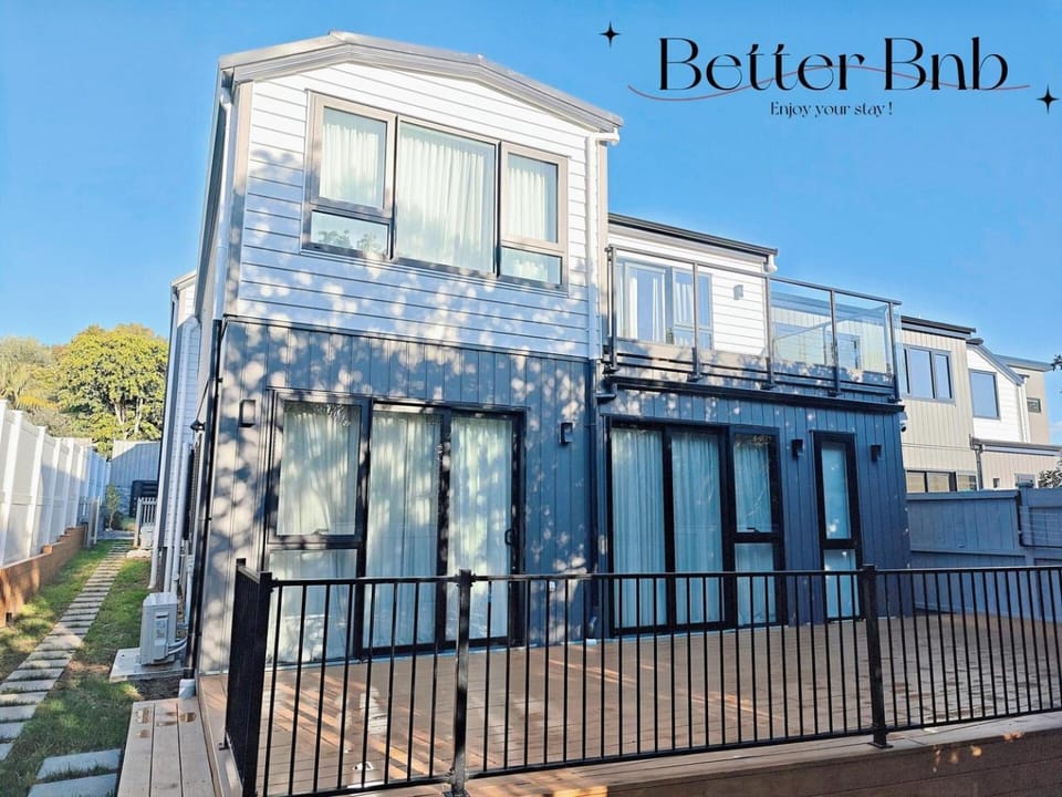 Sunny Bucklands Beach Retreat · Spacious 5BR 4.5BA House in Auckland