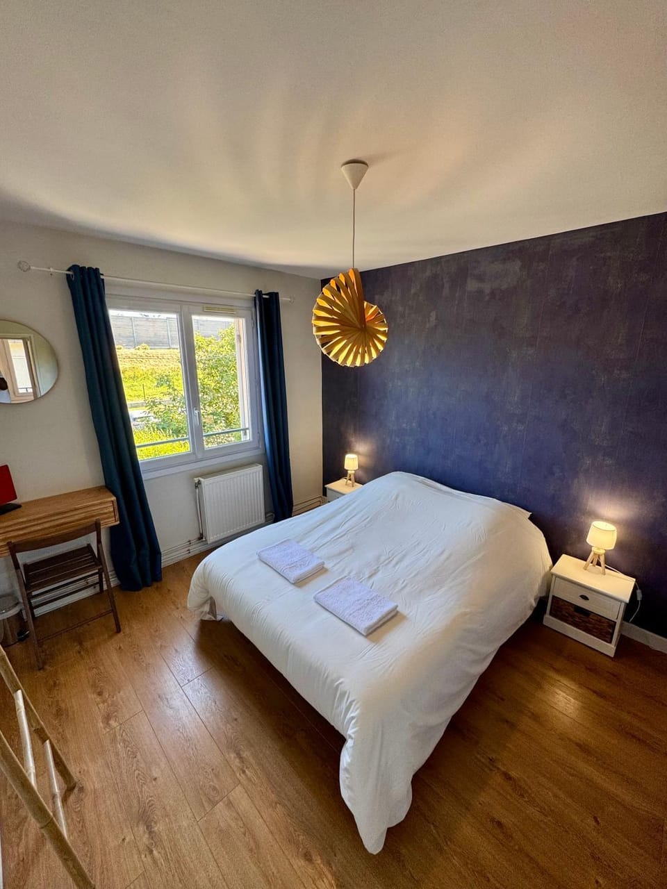 Bed, Photo of the whole room, Bedroom, towels