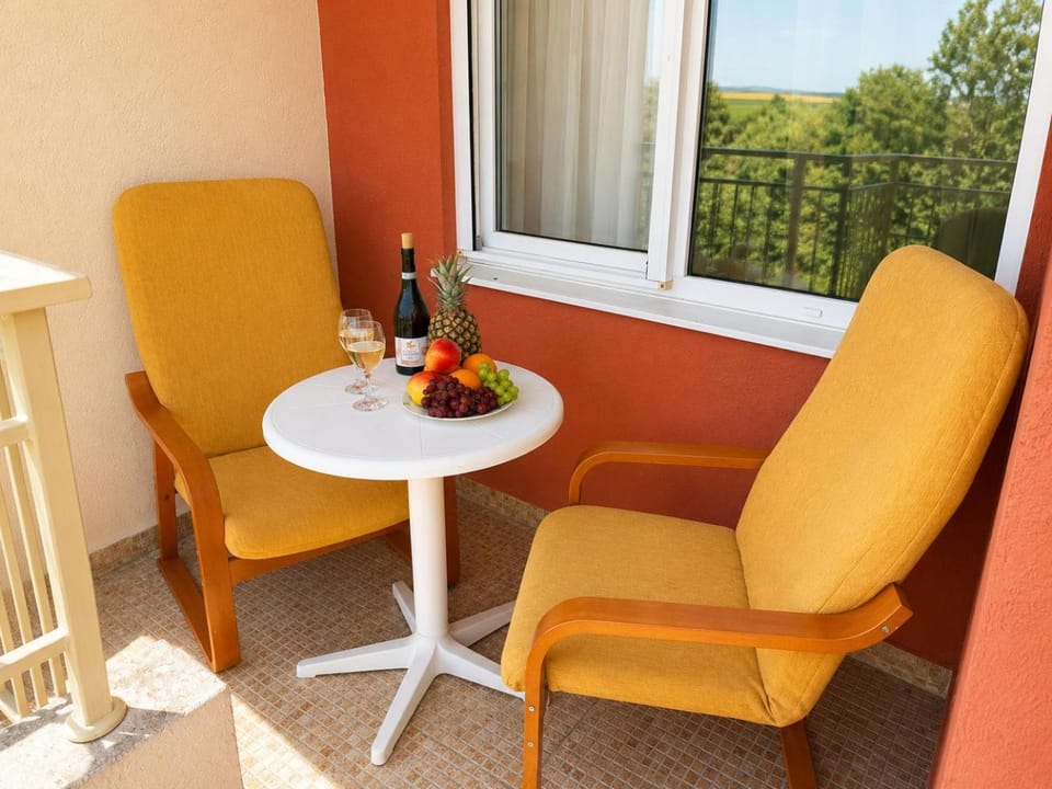 Day, Balcony/Terrace, Seating area, Dining area, Drinks