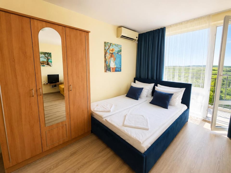 Bed, Photo of the whole room, air conditioner