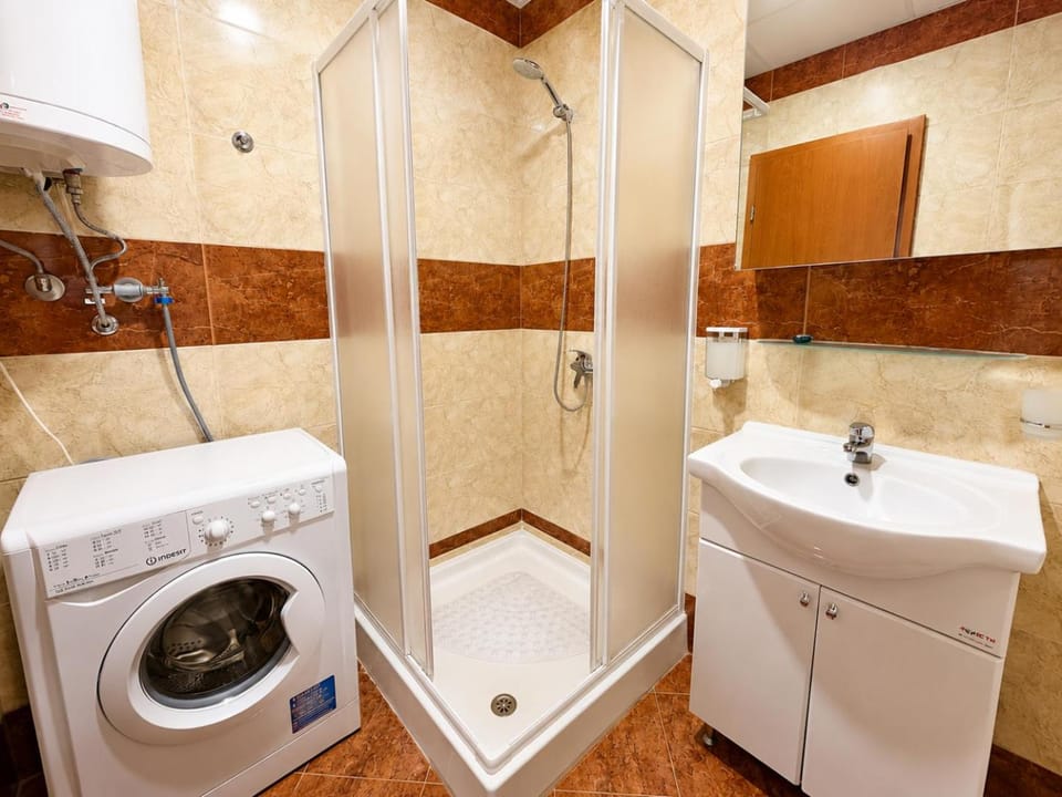 Shower, Toilet, towels