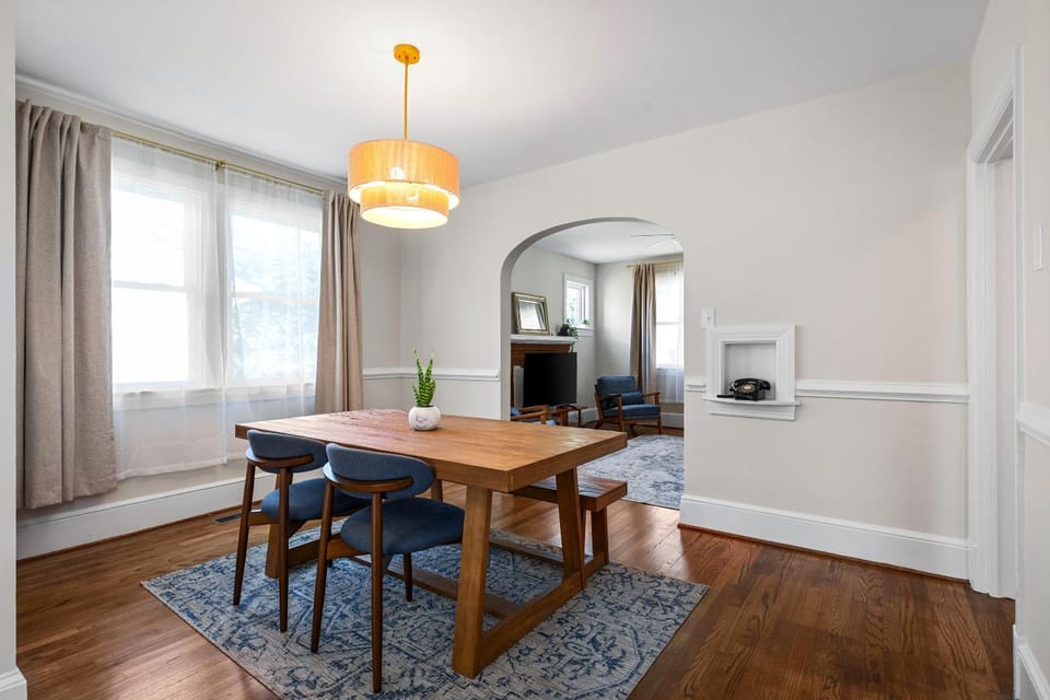 TV and multimedia, Living room, Seating area, Dining area