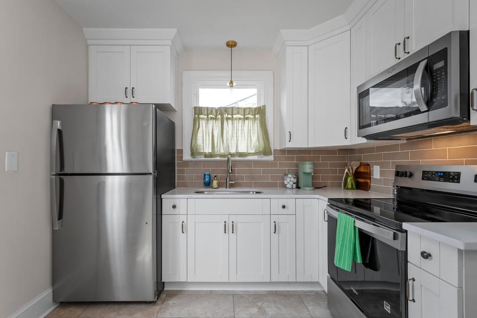 Coffee/tea facilities, microwave, oven, stove