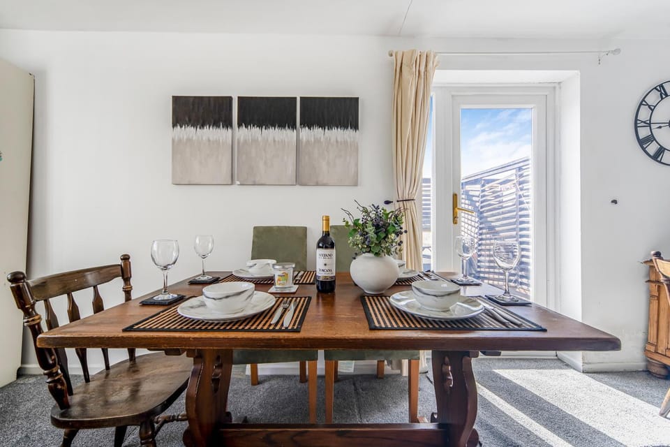 Seating area, Dining area