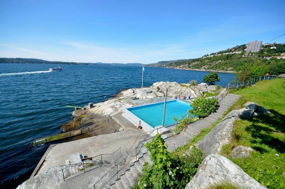 Nearby landmark, Swimming pool