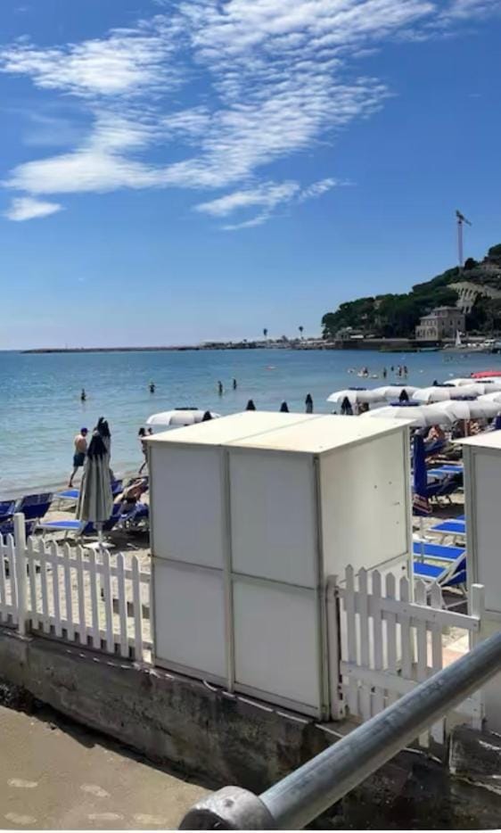 Lounge or bar, Beach
