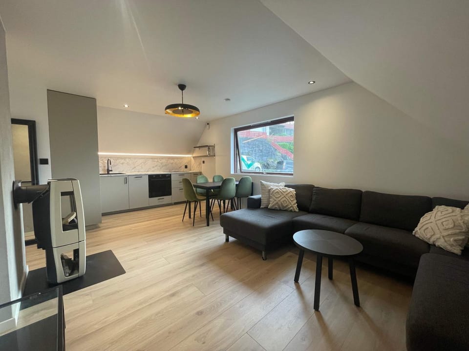 Kitchen or kitchenette, Living room, Seating area, Dining area