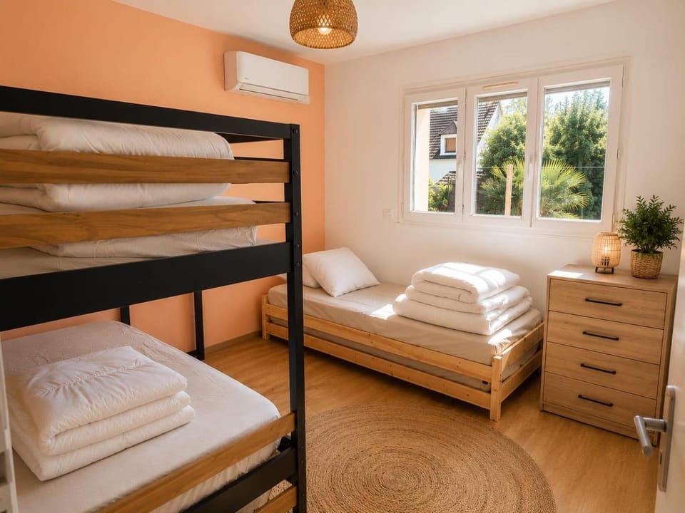 Bed, Photo of the whole room, Bedroom, bunk bed, towels