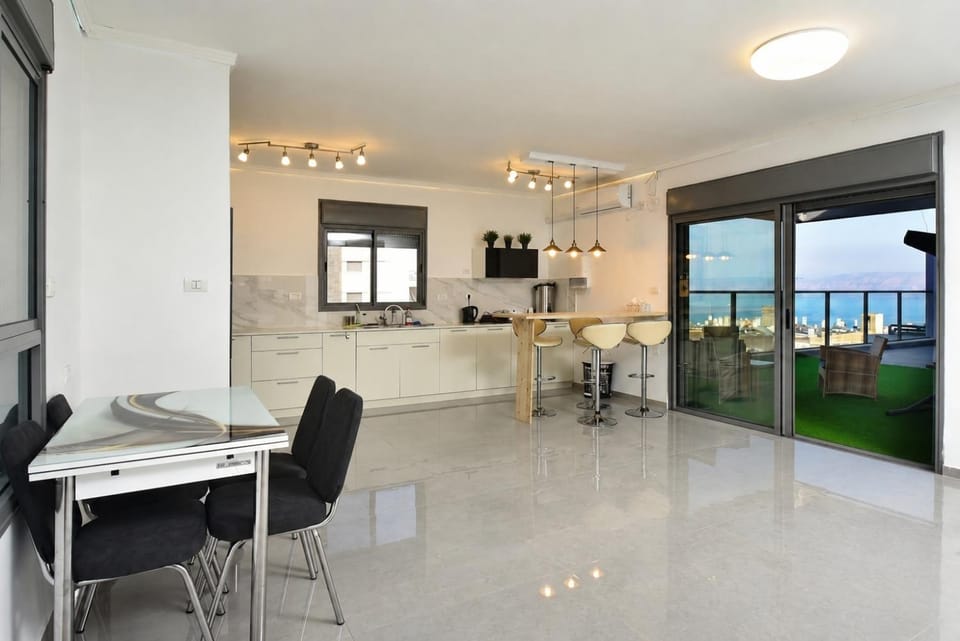 Natural landscape, Coffee/tea facilities, Kitchen or kitchenette, Seating area, Dining area, Sea view, oven, stove, toaster, air conditioner