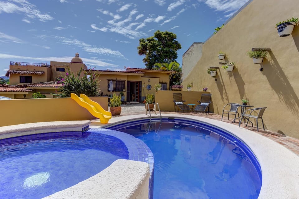 Patio, Day, Swimming pool, sunbed